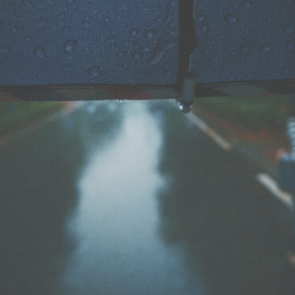 雨中奔跑